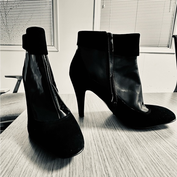 Enzo Angiolini Black Leather & Suede Gothic Feminine Ankle Booties Size 8 - Picture 4 of 8